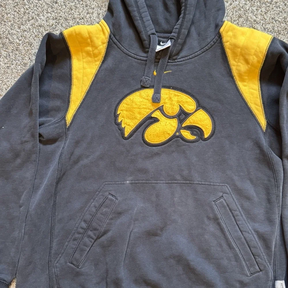 VTG Nike Iowa Hawkeyes Center Swoosh Hoodie Black Yellow Sweatshirt Small Y2k